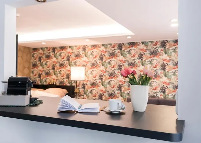 Modernes Fusslaeufig Zum Schlosspark Nymphenburg Mit Guten Verkehrsanbindungen Ideal Fuer Business City-trips Und Events * Mnichov